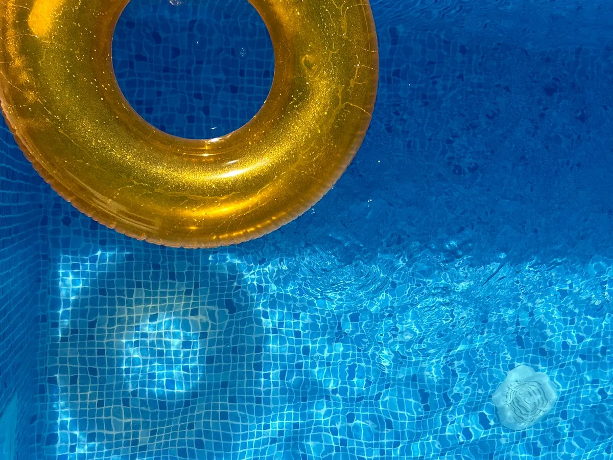 Depósitos y tuberías de un sistema de filtración de agua instalado en el exterior