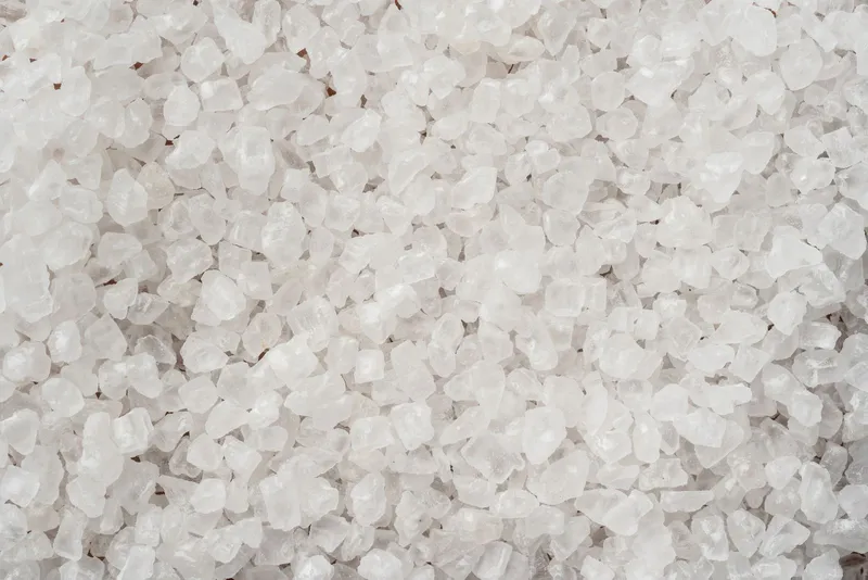Cristales de sal blanca gruesa, del tipo apto para cloración salina