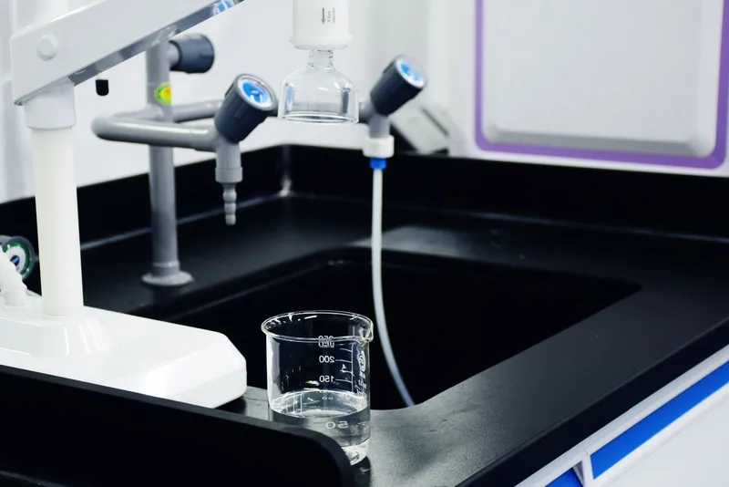 Vaso de precipitados graduado sobre una mesa de laboratorio para medir una muestra.