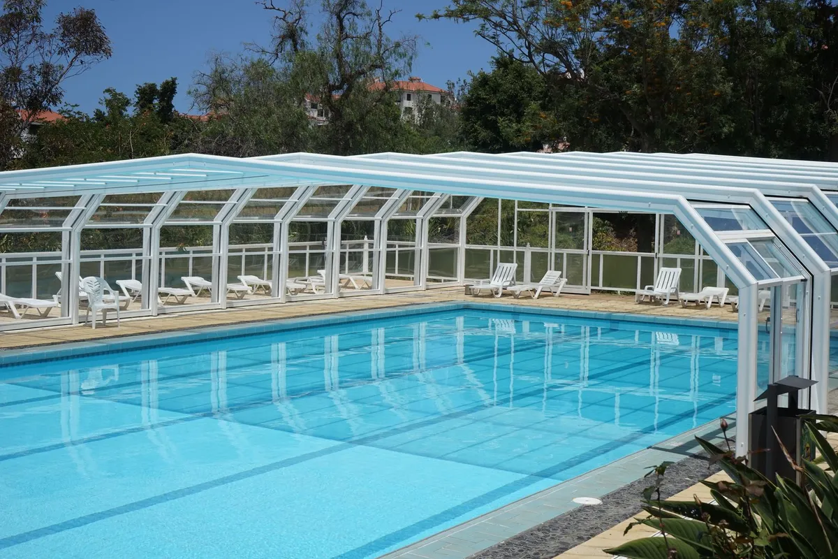 Piscina residencial con cerramiento telescópico de aluminio y cristal