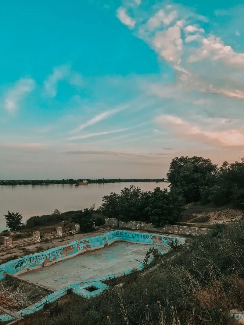 Vista aérea de una piscina con manchas y depósitos oscuros en el vaso