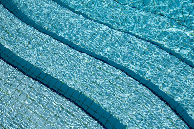 Escalones sumergidos de una piscina con agua limpia y transparente