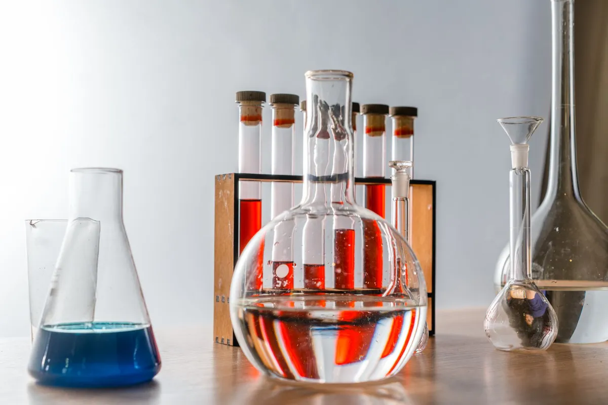 Tubos de ensayo con líquidos de colores en una gradilla de laboratorio