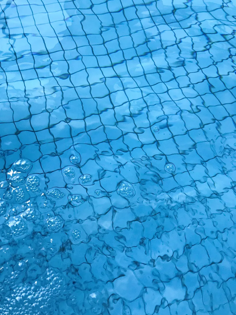 Primer plano de agua azul limpia y transparente de una piscina de sal